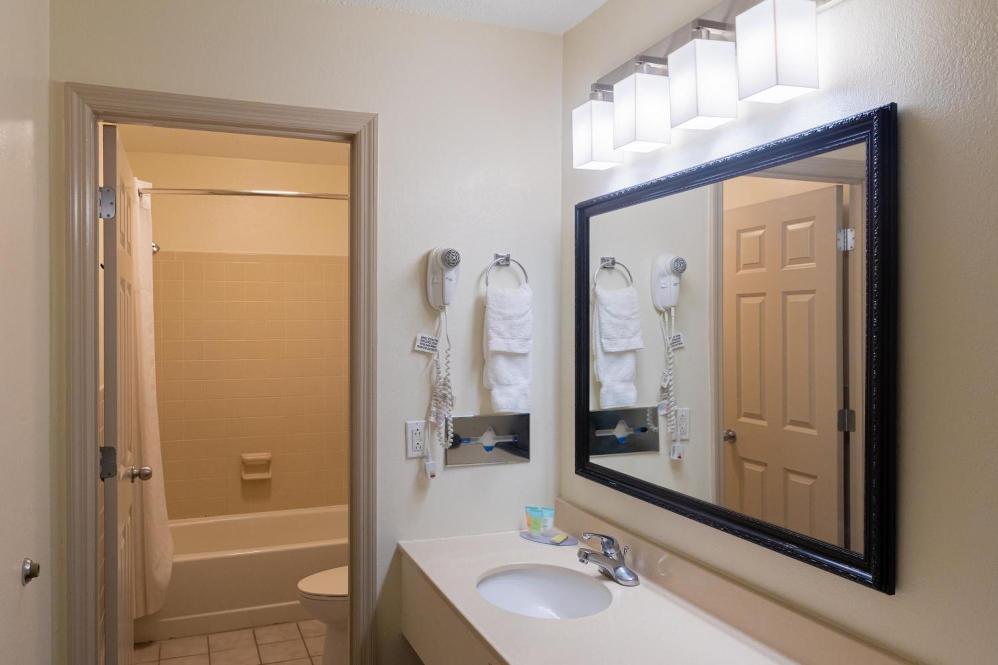 Cottonwood Suites Savannah Hotel & Conference Center Pooler Exterior photo