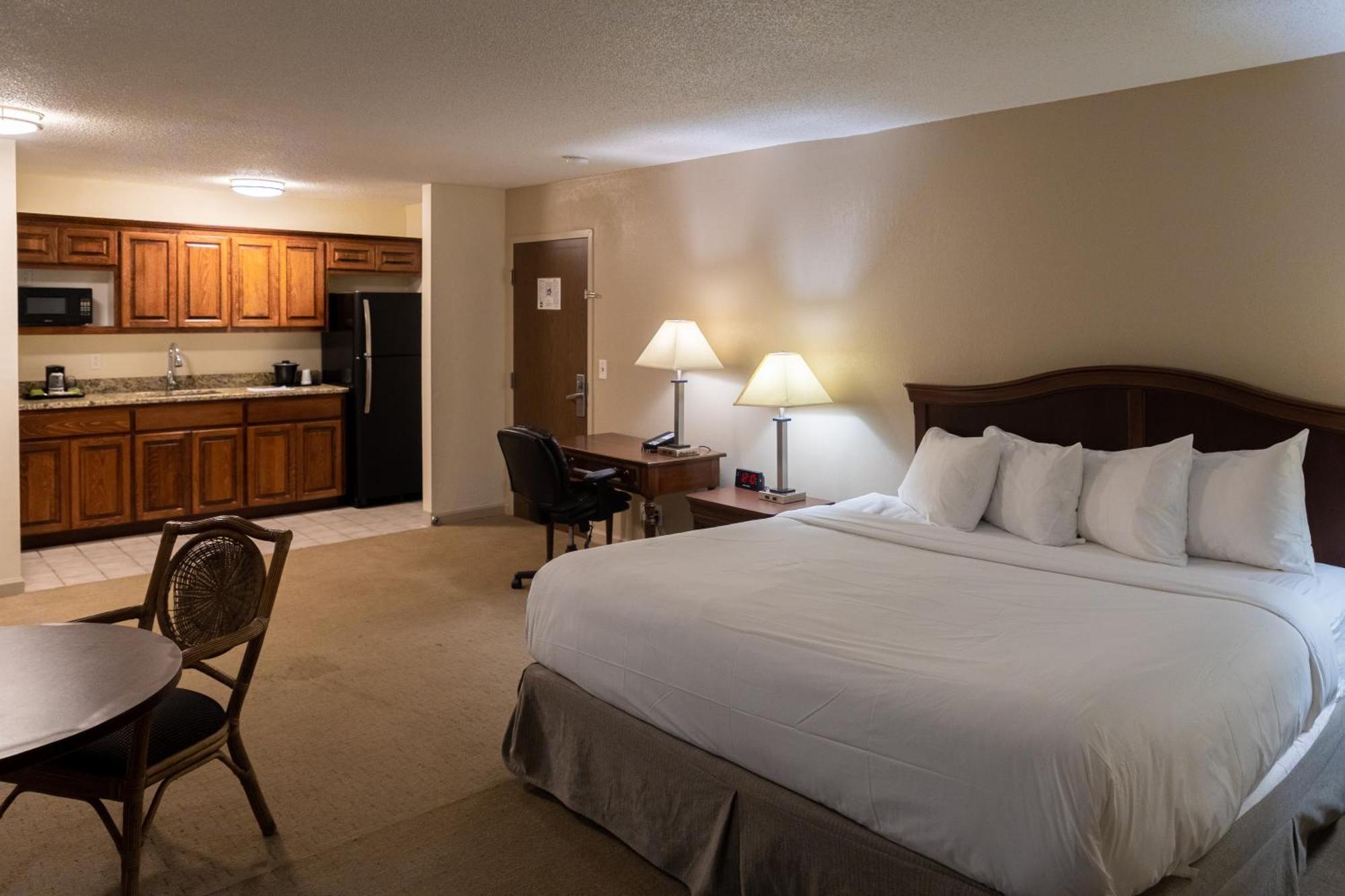 Cottonwood Suites Savannah Hotel & Conference Center Pooler Exterior photo