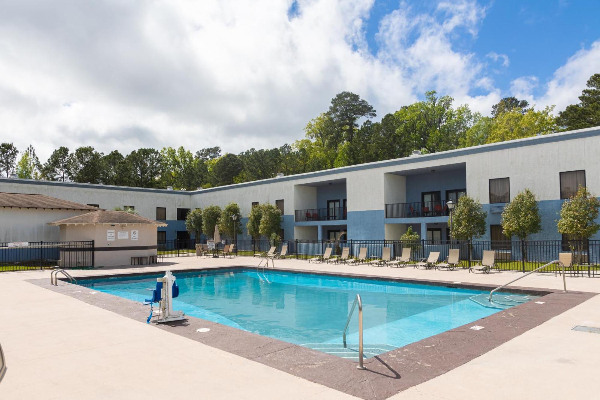 Cottonwood Suites Savannah Hotel & Conference Center Pooler Exterior photo