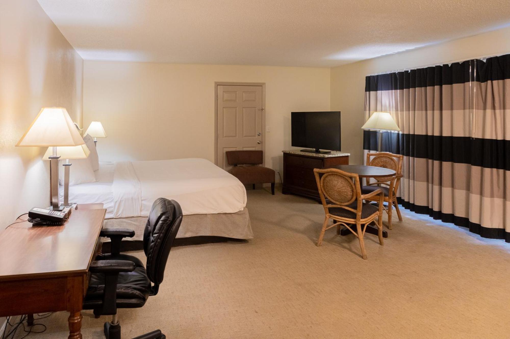 Cottonwood Suites Savannah Hotel & Conference Center Pooler Exterior photo