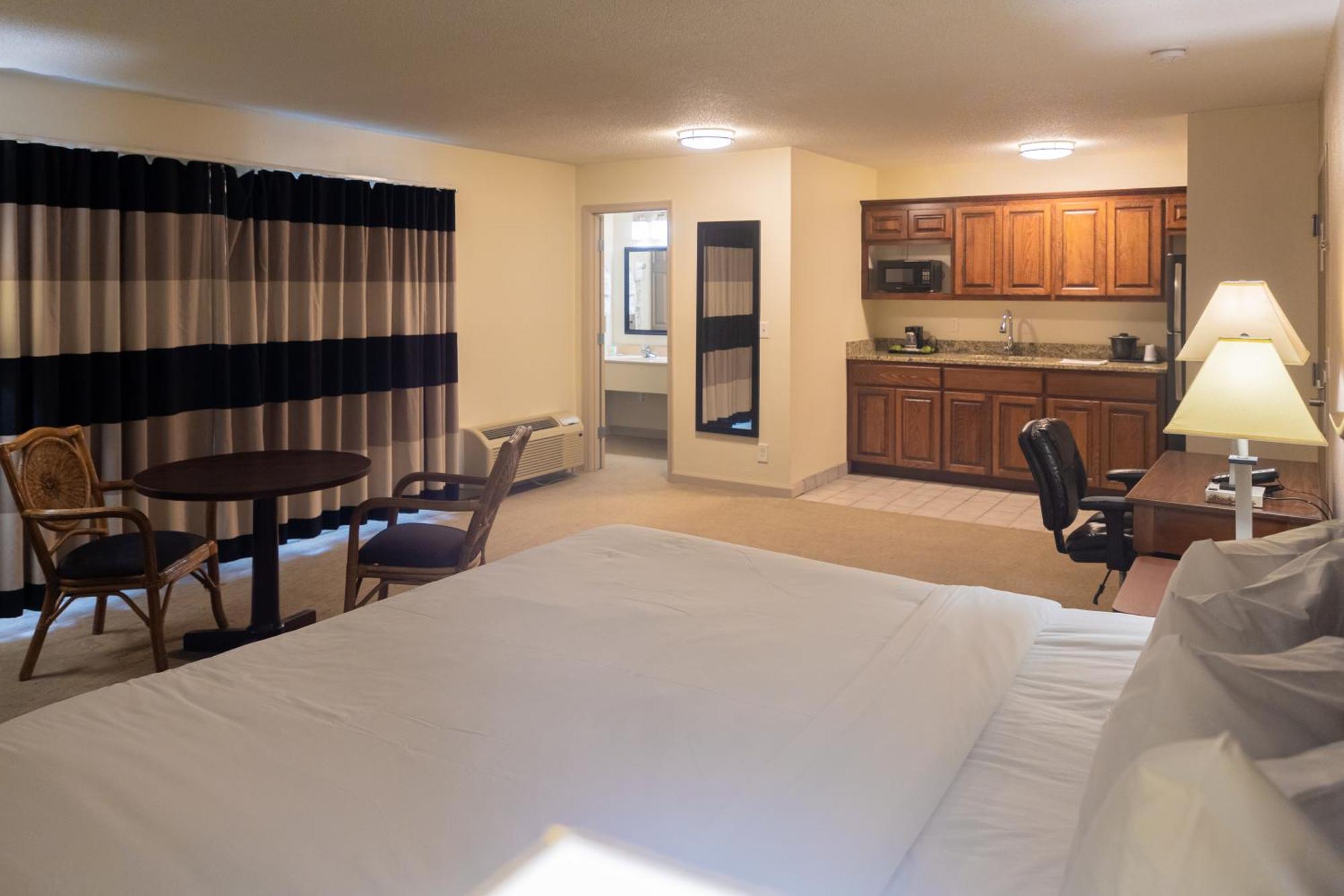 Cottonwood Suites Savannah Hotel & Conference Center Pooler Exterior photo