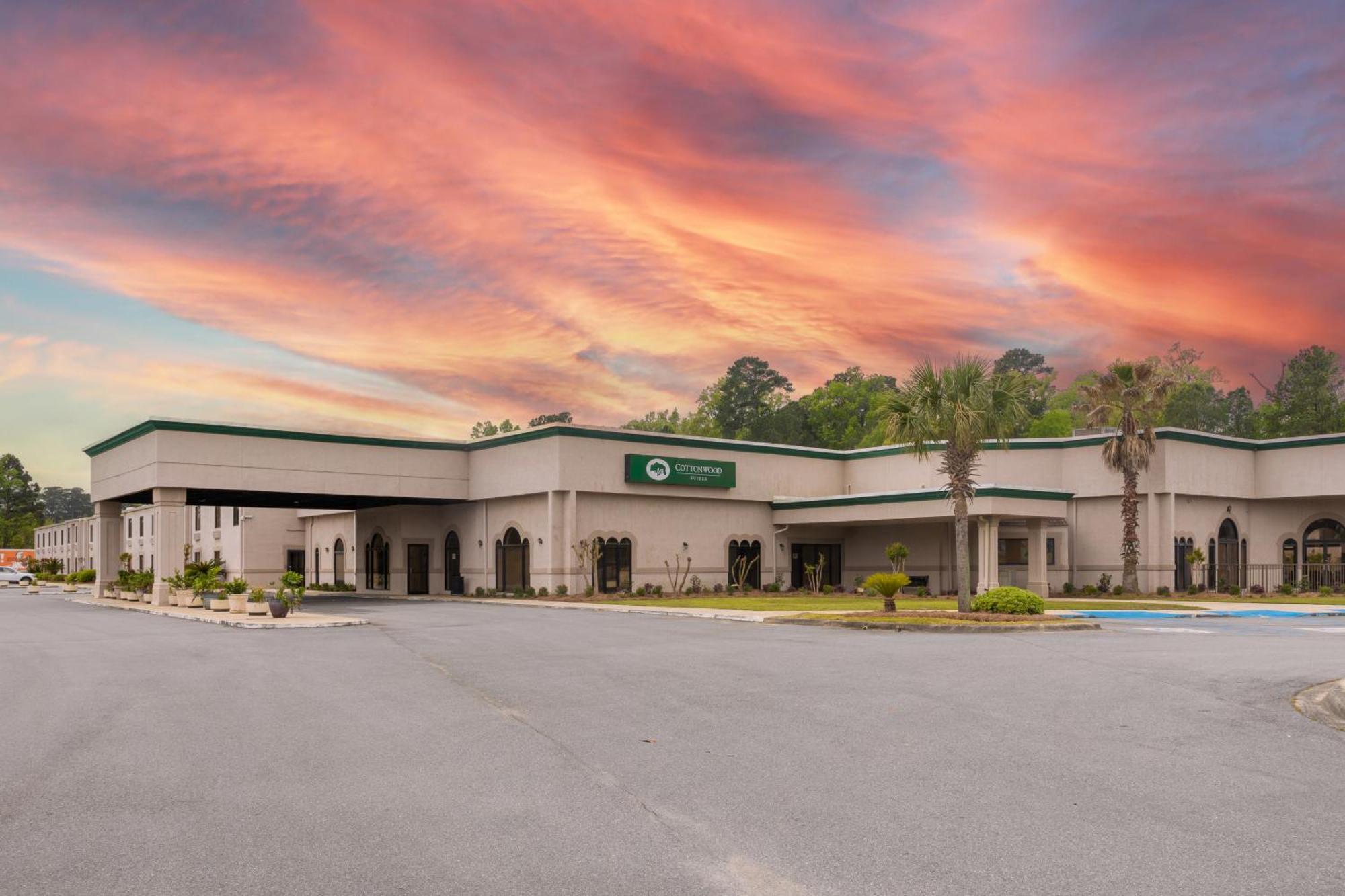 Cottonwood Suites Savannah Hotel & Conference Center Pooler Exterior photo